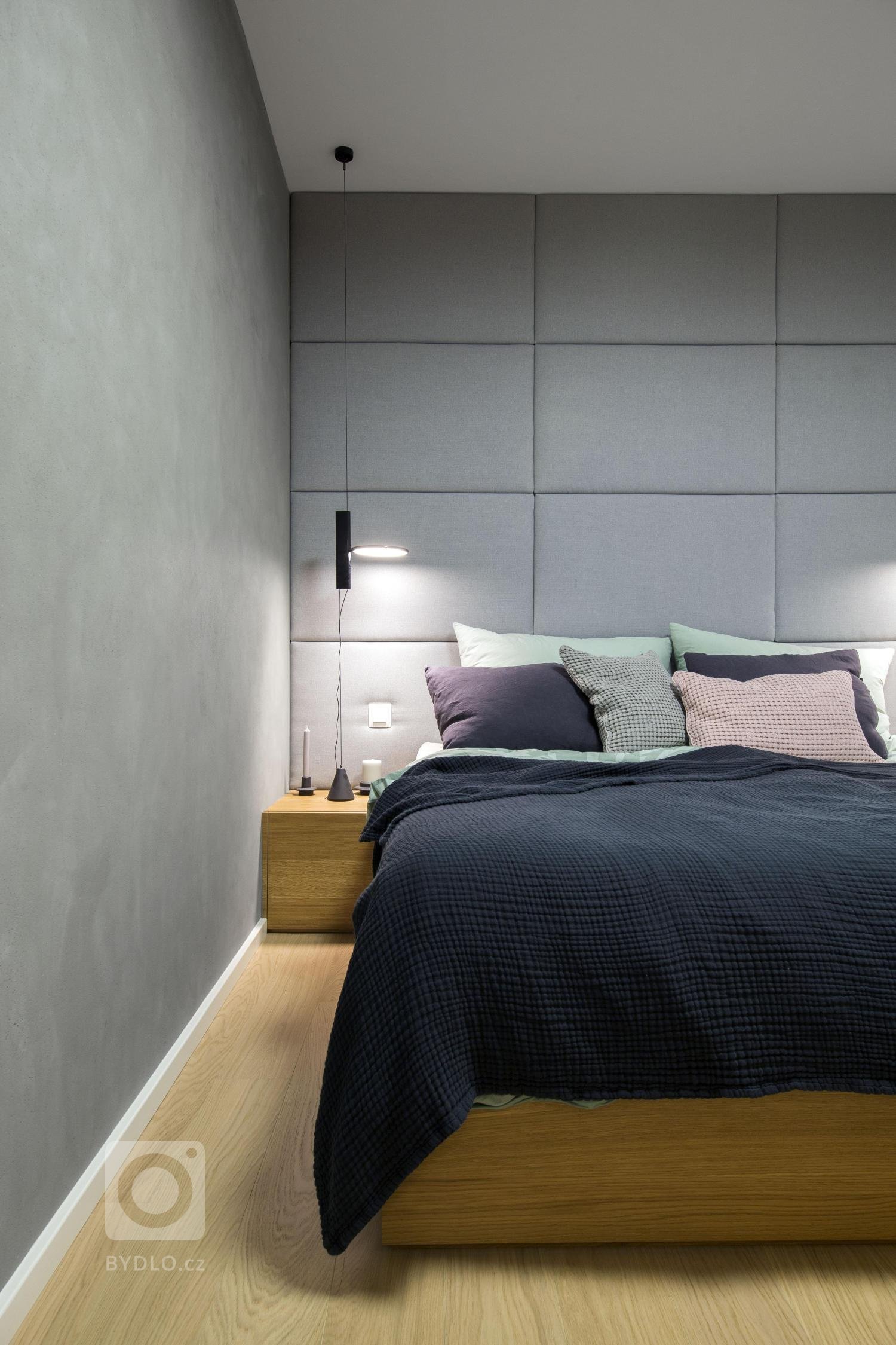 Návrh interiéru bytu pro mladou čtyřčlennou rodinu jsme začali řešit ještě před výstavbou, proto jsme měli možnost zasáhnout i do dispozice a upravit ji přesně…