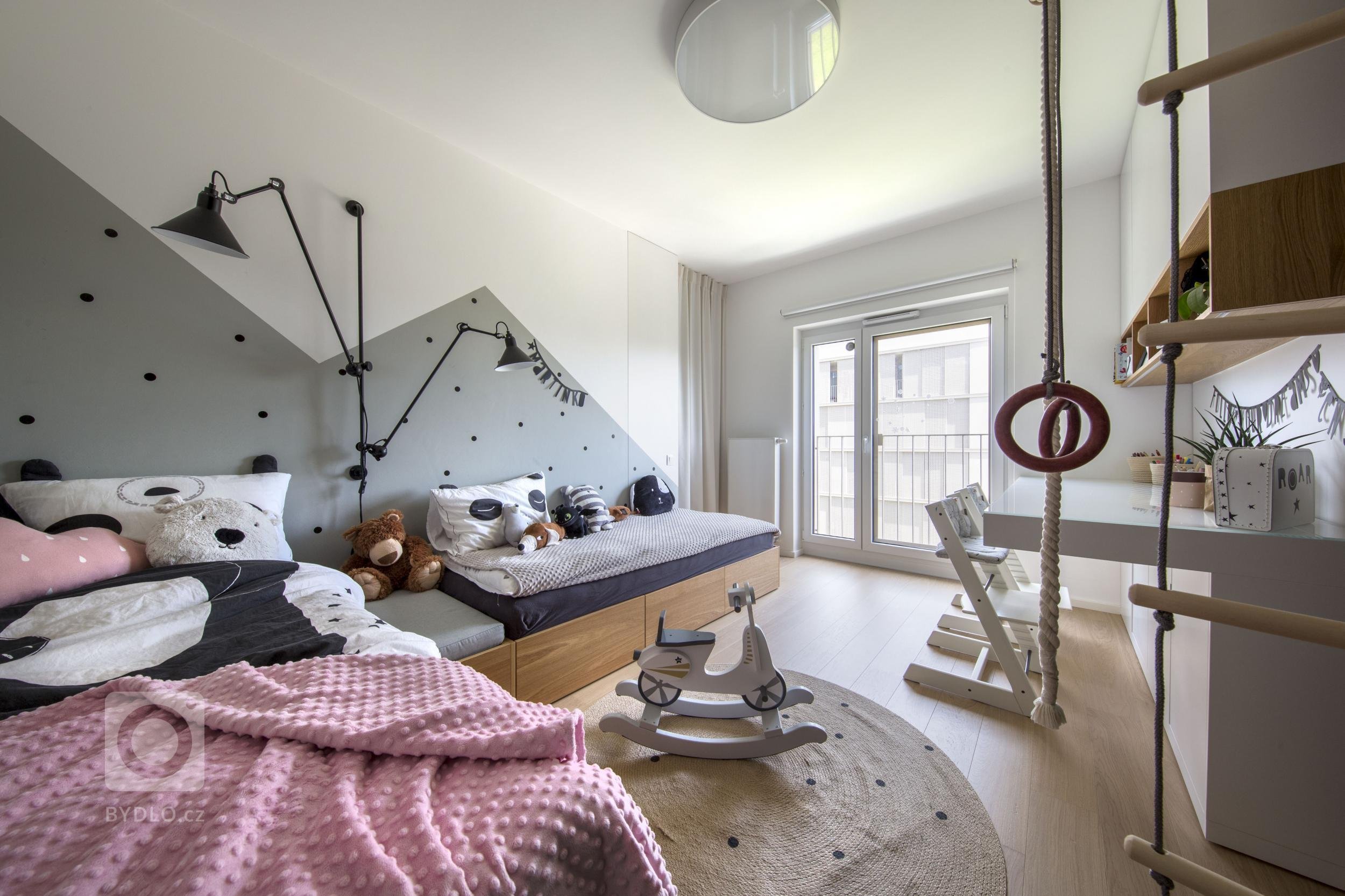 Návrh interiéru bytu pro mladou čtyřčlennou rodinu jsme začali řešit ještě před výstavbou, proto jsme měli možnost zasáhnout i do dispozice a upravit ji přesně…