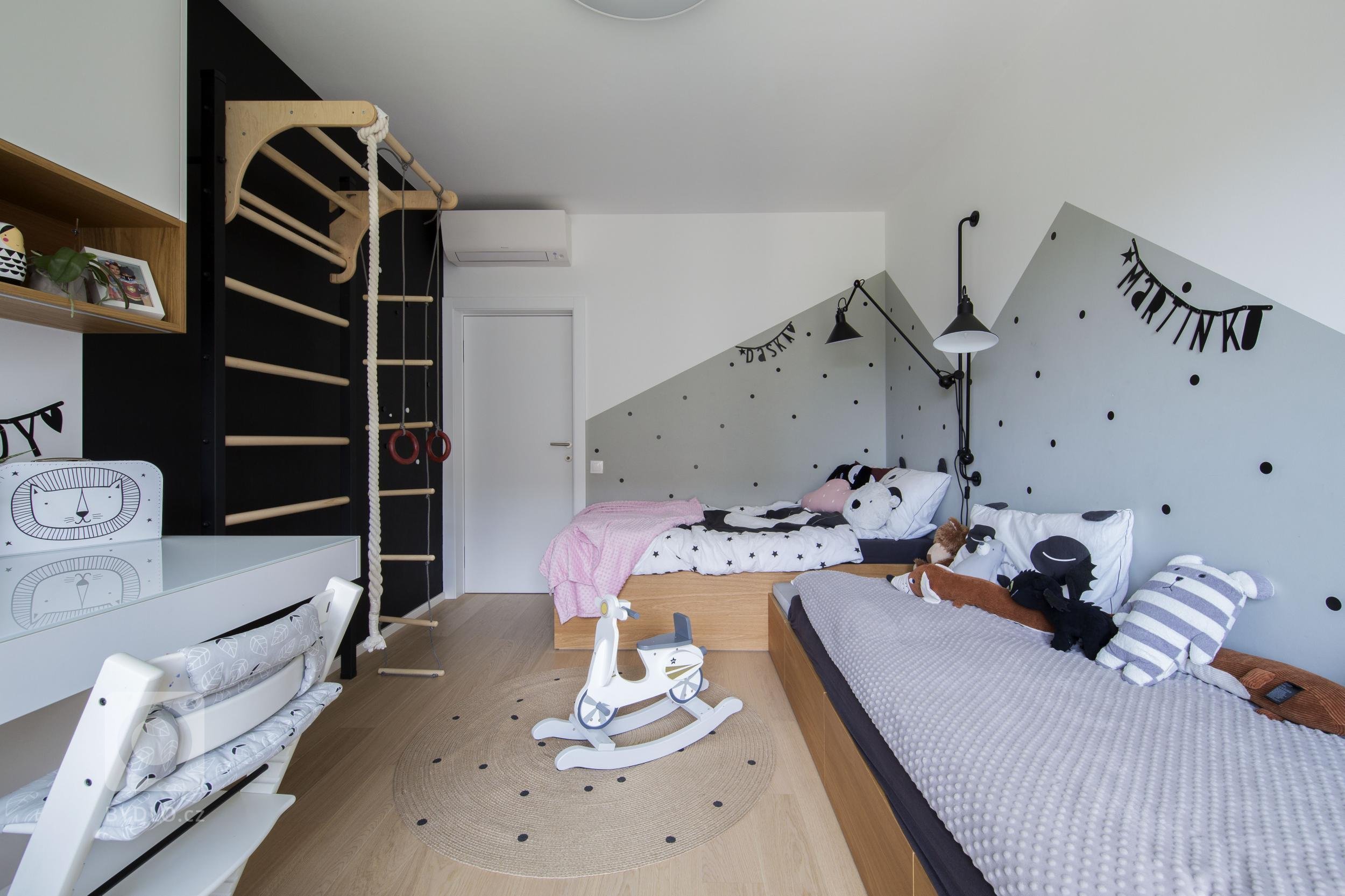 Návrh interiéru bytu pro mladou čtyřčlennou rodinu jsme začali řešit ještě před výstavbou, proto jsme měli možnost zasáhnout i do dispozice a upravit ji přesně…