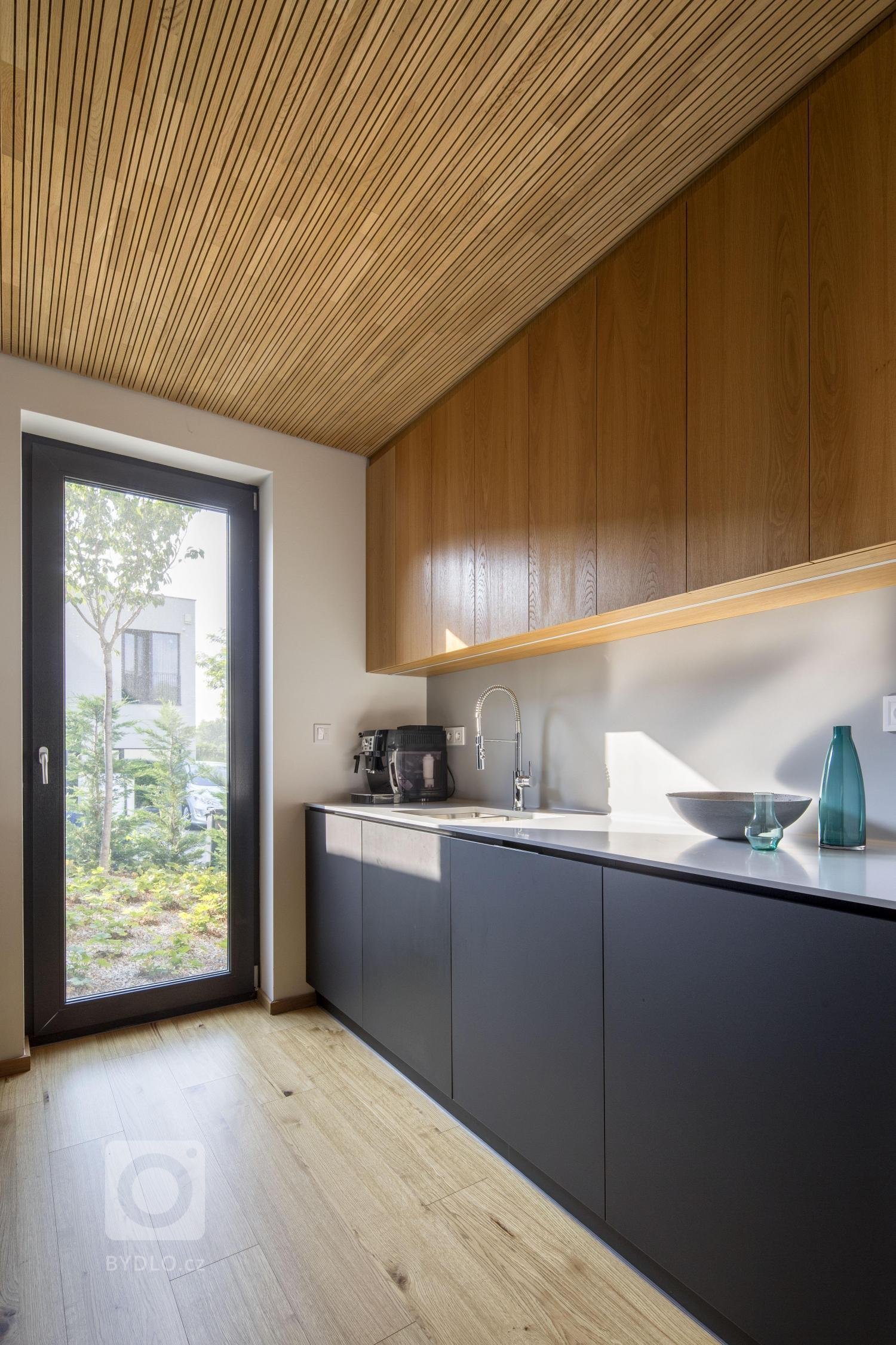 Útulný interiér pro mladou čtyřčlennou rodinu v jednopodlažním rodinném domě v Bratislavě. V návrhu jsme řešili vstupní část, denní zónu, tři pokoje a koupelnu…