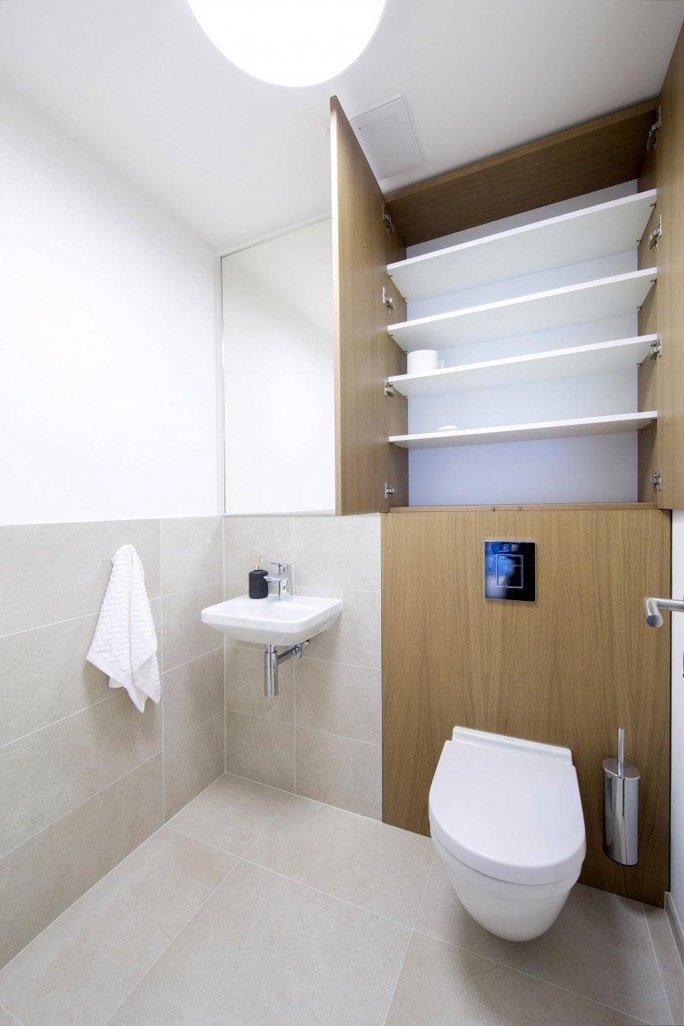 Návrh interiéru vzorového bytu s atypickou dispozicí jsme vytvořili s cílem oslovit lidi, kteří ocení netypickou dispozici doplněnou svěžím designem od nás.…