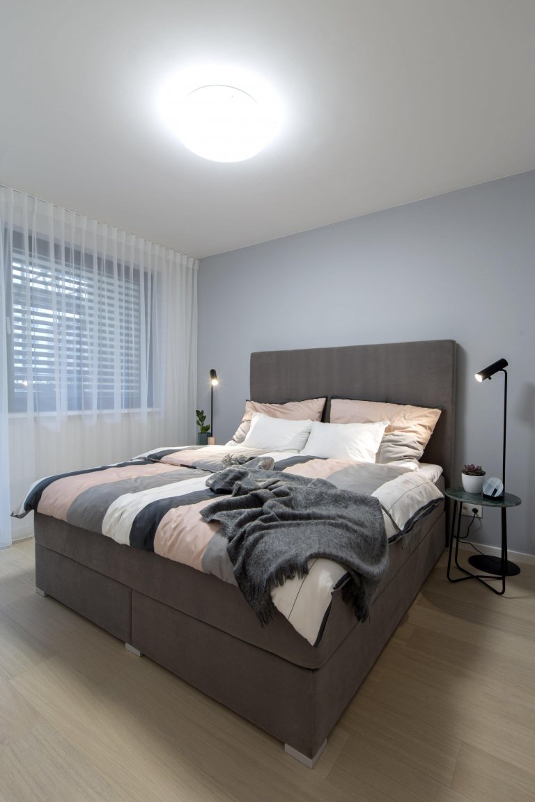 Návrh interiéru vzorového bytu s atypickou dispozicí jsme vytvořili s cílem oslovit lidi, kteří ocení netypickou dispozici doplněnou svěžím designem od nás.…