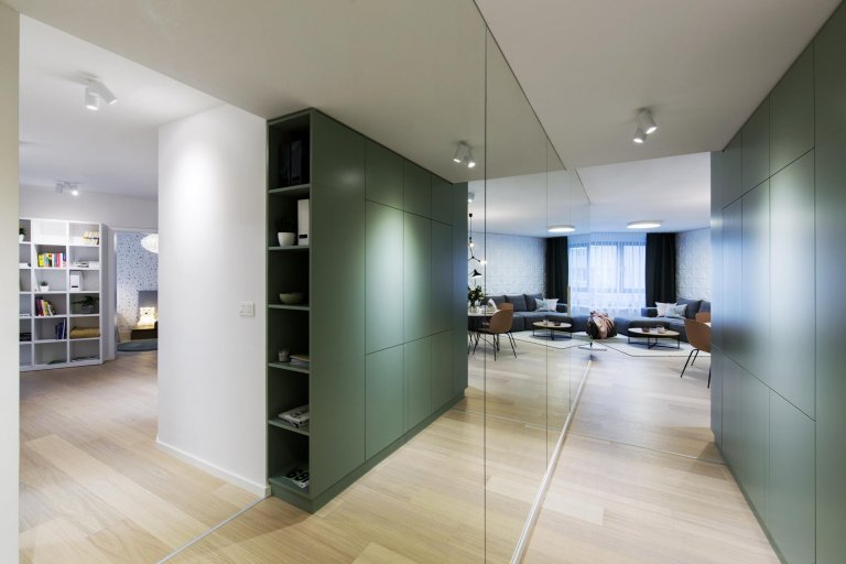 Návrh interiéru vzorového bytu s atypickou dispozicí jsme vytvořili s cílem oslovit lidi, kteří ocení netypickou dispozici doplněnou svěžím designem od nás.…