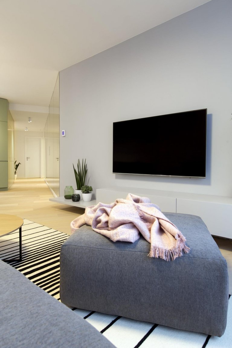 Návrh interiéru vzorového bytu s atypickou dispozicí jsme vytvořili s cílem oslovit lidi, kteří ocení netypickou dispozici doplněnou svěžím designem od nás.…