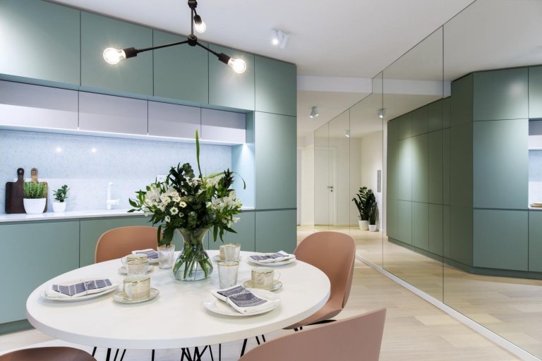 Návrh interiéru vzorového bytu s atypickou dispozicí jsme vytvořili s cílem oslovit lidi, kteří ocení netypickou dispozici doplněnou svěžím designem od nás.…