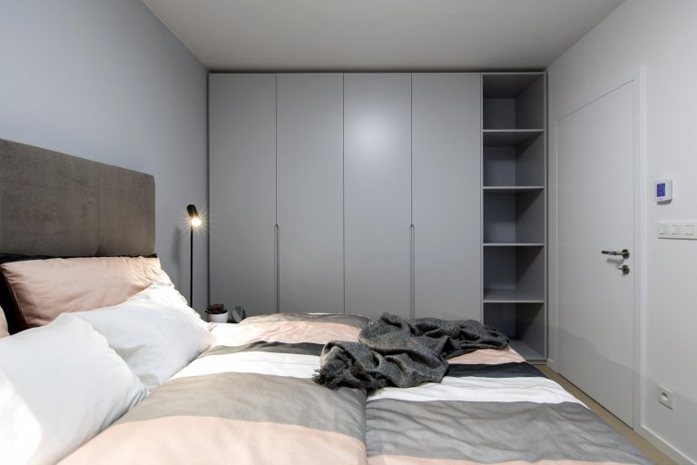 Návrh interiéru vzorového bytu s atypickou dispozicí jsme vytvořili s cílem oslovit lidi, kteří ocení netypickou dispozici doplněnou svěžím designem od nás.…