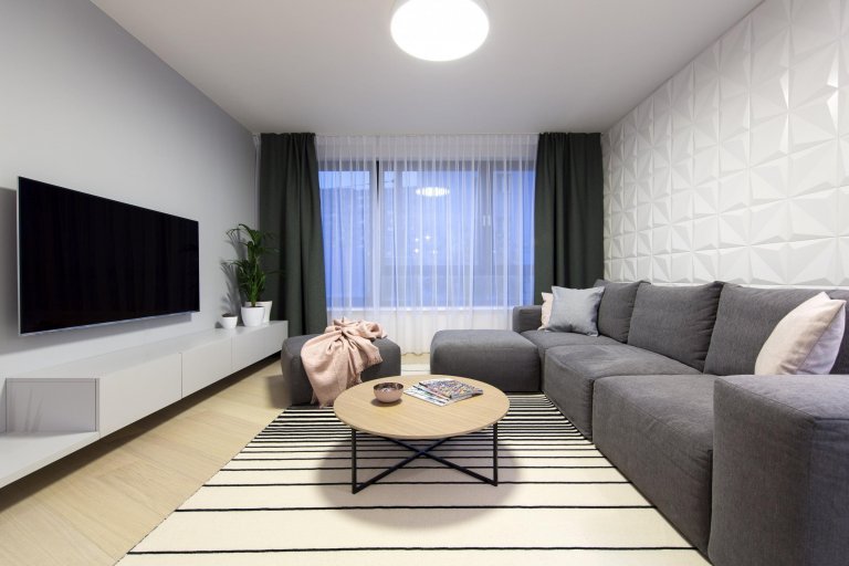 Návrh interiéru vzorového bytu s atypickou dispozicí jsme vytvořili s cílem oslovit lidi, kteří ocení netypickou dispozici doplněnou svěžím designem od nás.…