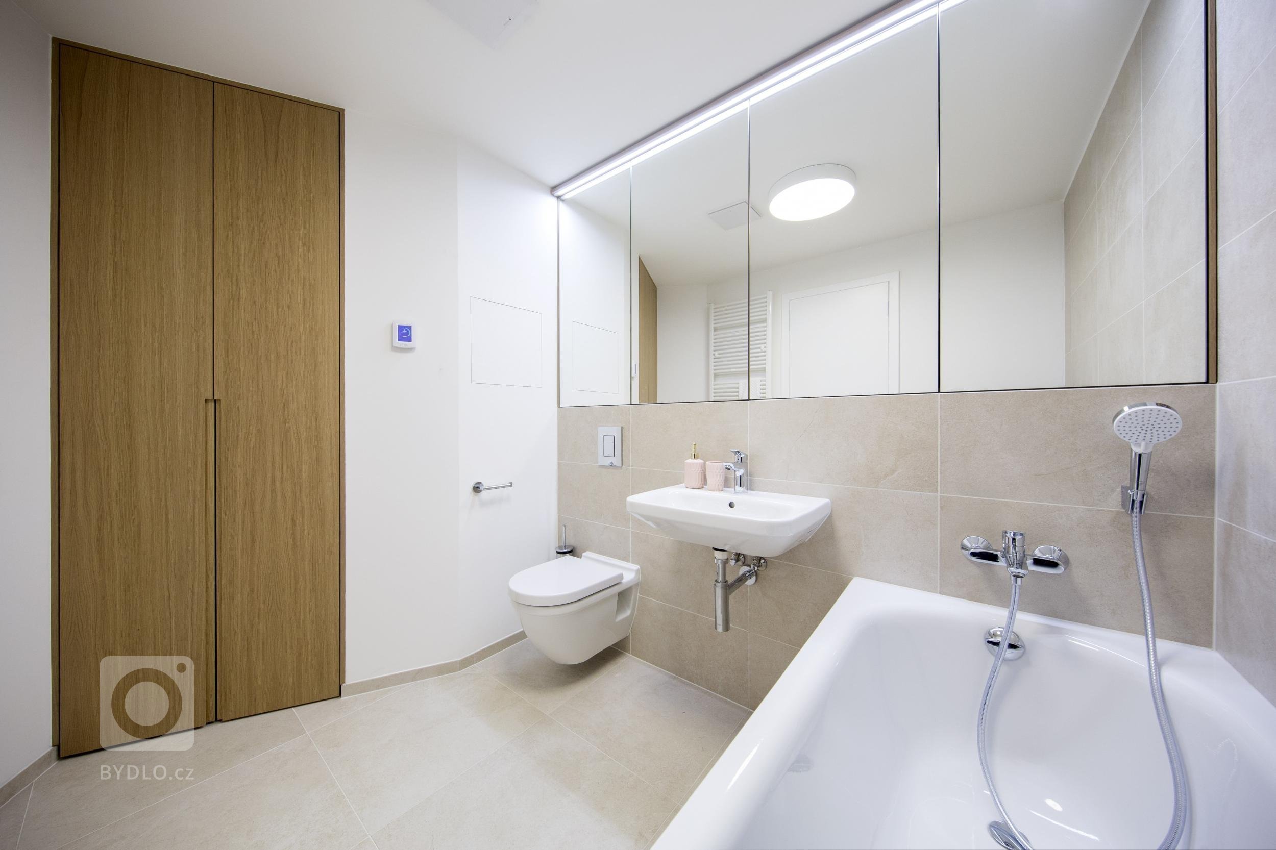 Návrh interiéru vzorového bytu s atypickou dispozicí jsme vytvořili s cílem oslovit lidi, kteří ocení netypickou dispozici doplněnou svěžím designem od nás.…