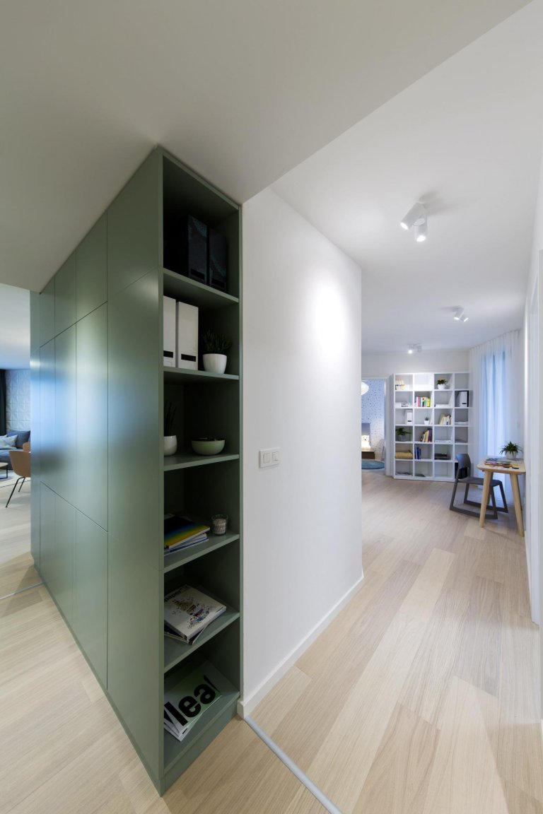 Návrh interiéru vzorového bytu s atypickou dispozicí jsme vytvořili s cílem oslovit lidi, kteří ocení netypickou dispozici doplněnou svěžím designem od nás.…