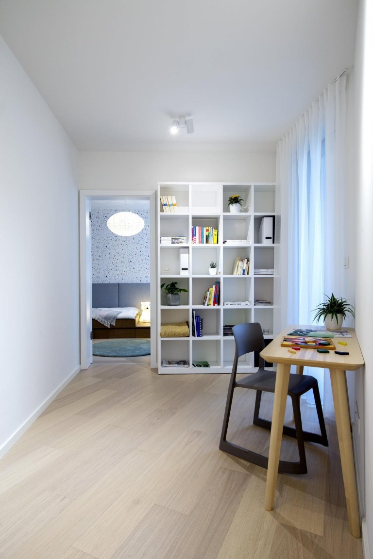 Návrh interiéru vzorového bytu s atypickou dispozicí jsme vytvořili s cílem oslovit lidi, kteří ocení netypickou dispozici doplněnou svěžím designem od nás.…