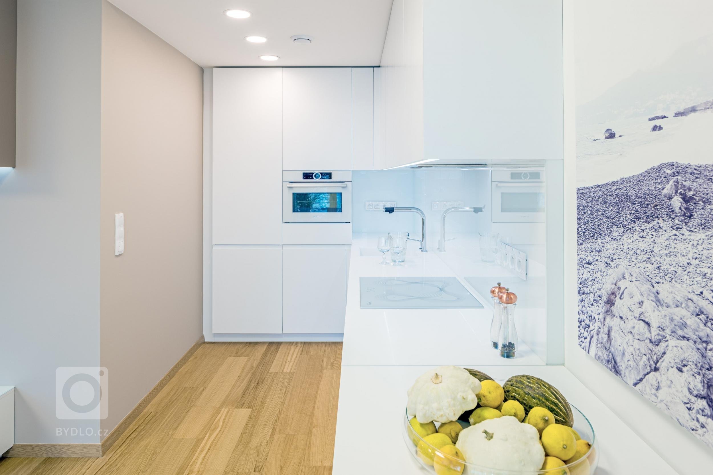 Apartmán s výhledem na město se nachází ve výškové budově na 32. patře a má severní orientaci. Interiér je pěkný ve své jednoduchosti, čistý design nábytku je…