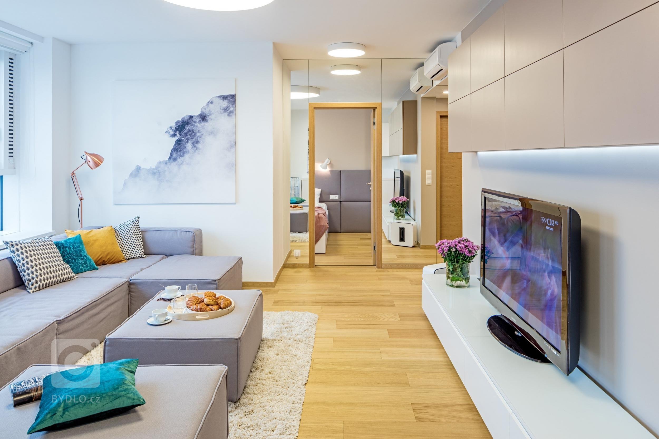 Apartmán s výhledem na město se nachází ve výškové budově na 32. patře a má severní orientaci. Interiér je pěkný ve své jednoduchosti, čistý design nábytku je…