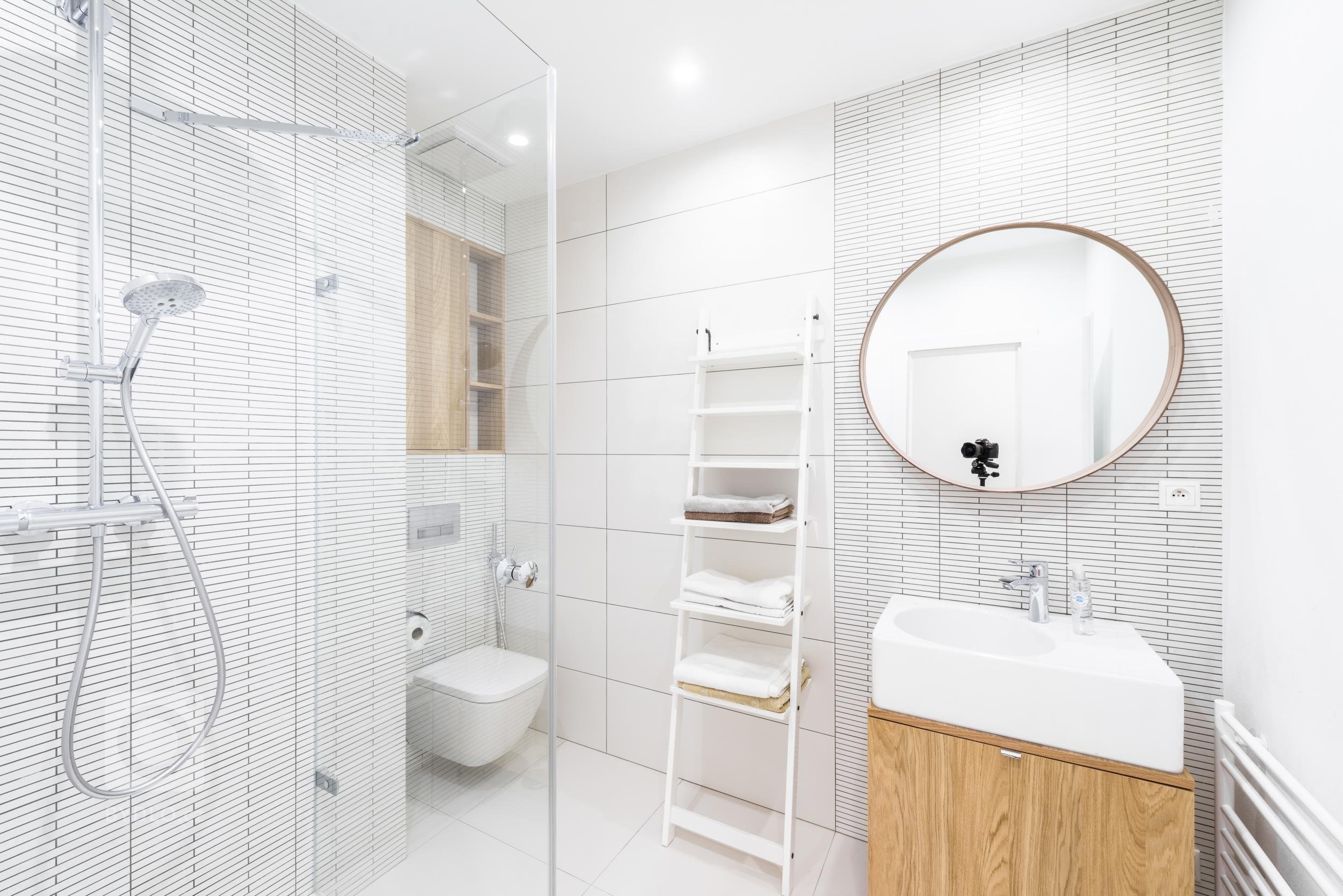 Velký byt znamená velké možnosti změn, pokud není většina stěn nosná, jako v případě tohoto bytu. Nám se navzdory omezeným možnostem zásahů podařilo funkce…