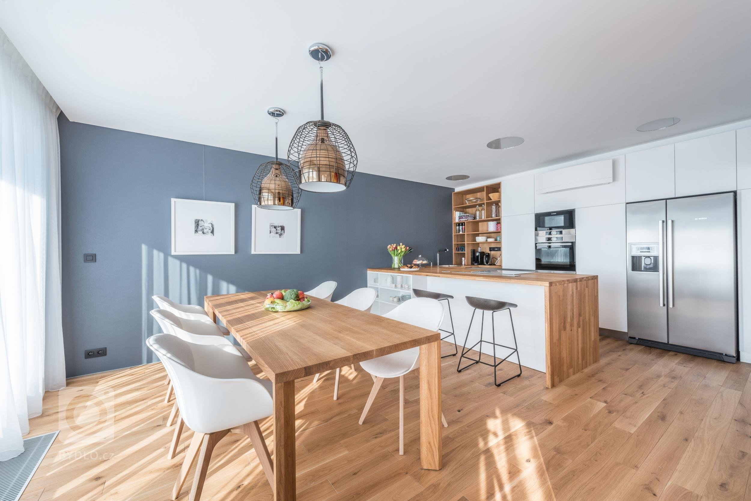 Velký byt znamená velké možnosti změn, pokud není většina stěn nosná, jako v případě tohoto bytu. Nám se navzdory omezeným možnostem zásahů podařilo funkce…