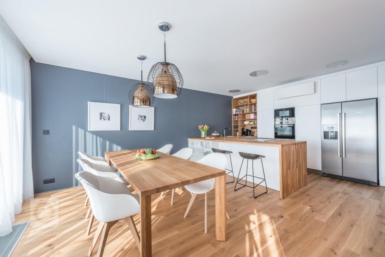 add picture to album