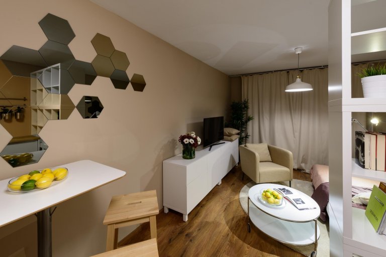 Zařízení jednopokojového bytu jsme navrhli výhradně z produktů Ikea. Příjemný interiér je důkazem, že slušný výsledek se dá dosáhnout i s dostupným typovým…