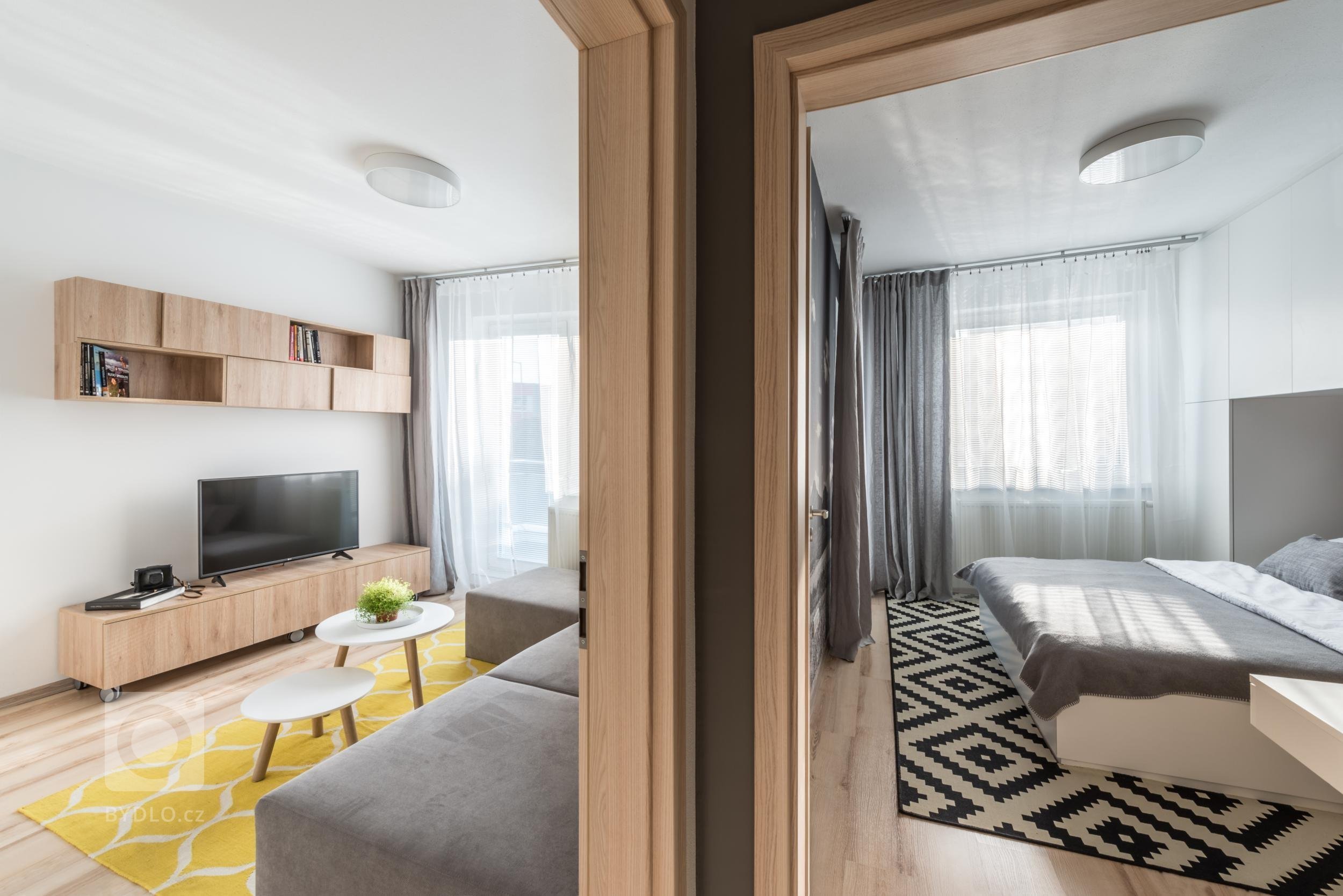 Optimistický interiér malého bytu obsahuje minimum zbytečností, proto působí čistě a prostorně. Velkoplošné fototapety z portfolia majitele zvětšují měřítko…