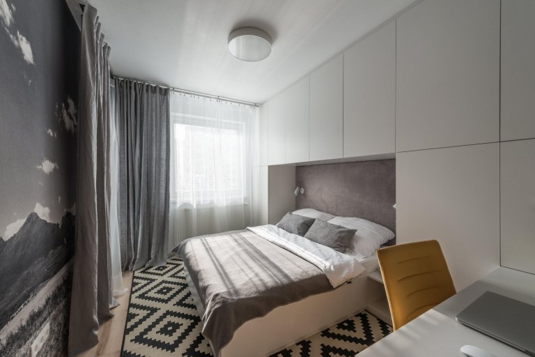 Optimistický interiér malého bytu obsahuje minimum zbytečností, proto působí čistě a prostorně. Velkoplošné fototapety z portfolia majitele zvětšují měřítko…