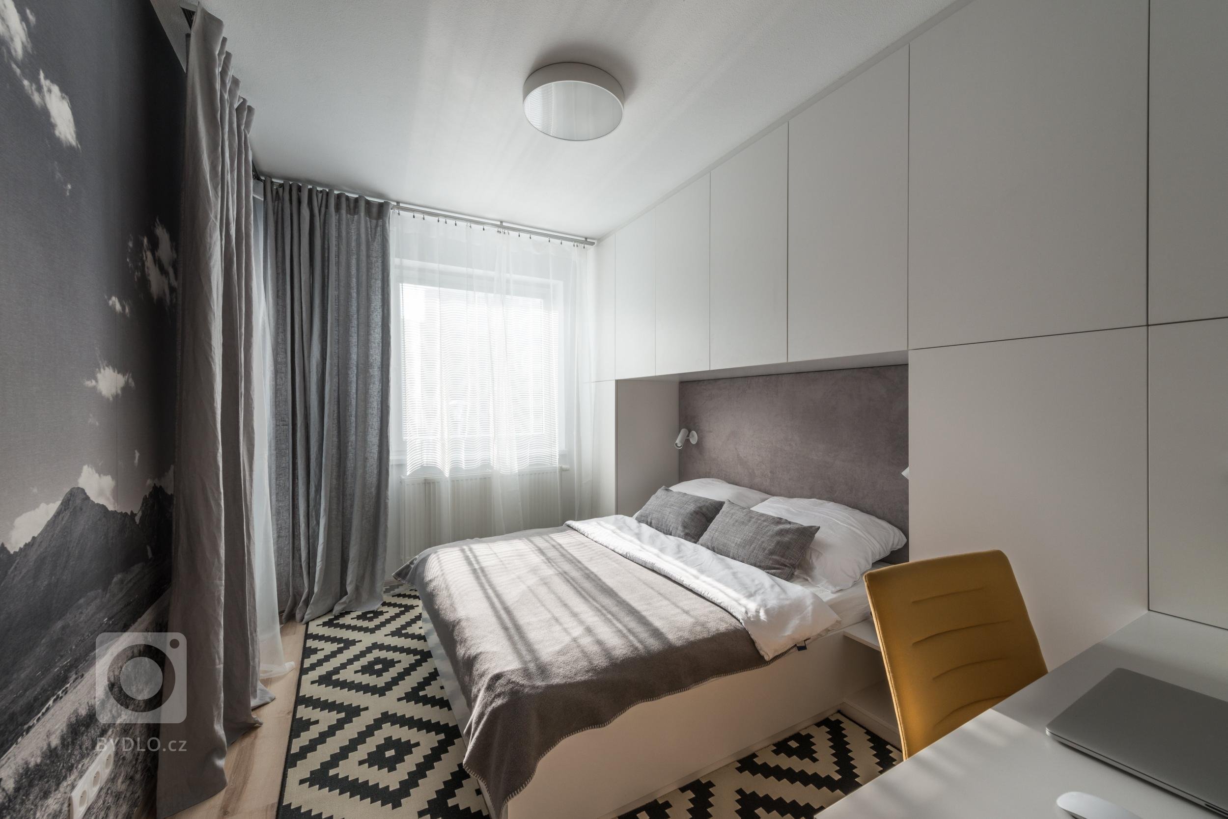 Optimistický interiér malého bytu obsahuje minimum zbytečností, proto působí čistě a prostorně. Velkoplošné fototapety z portfolia majitele zvětšují měřítko…