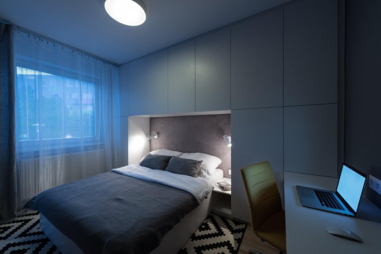 Optimistický interiér malého bytu obsahuje minimum zbytečností, proto působí čistě a prostorně. Velkoplošné fototapety z portfolia majitele zvětšují měřítko…