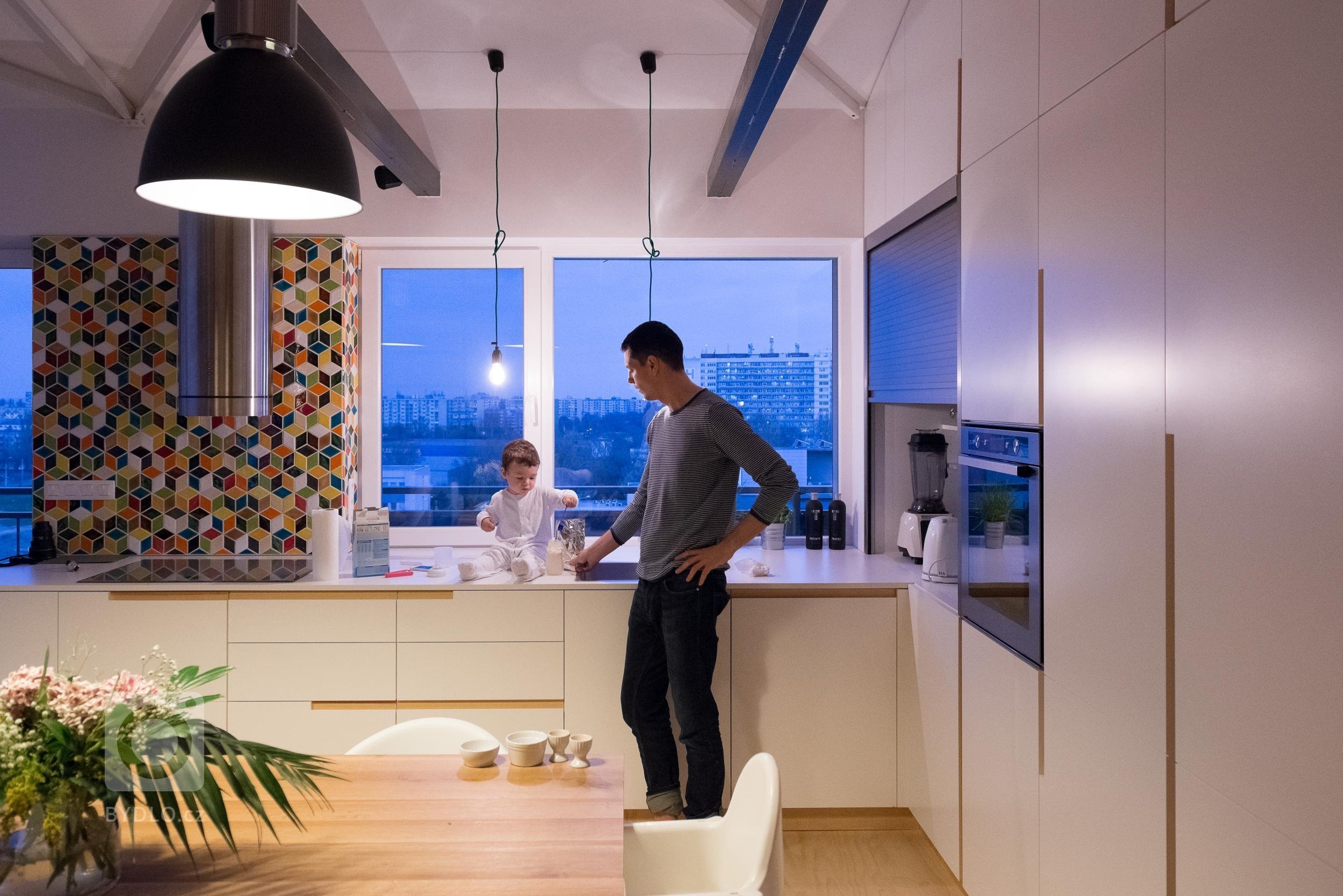 Interiér třípokojového loftu jsme navrhli tak, aby vynikly hlavní přednosti loftů - uvolněnost, neformálnost a prostor. Přiznané prvky ocelové konstrukce…