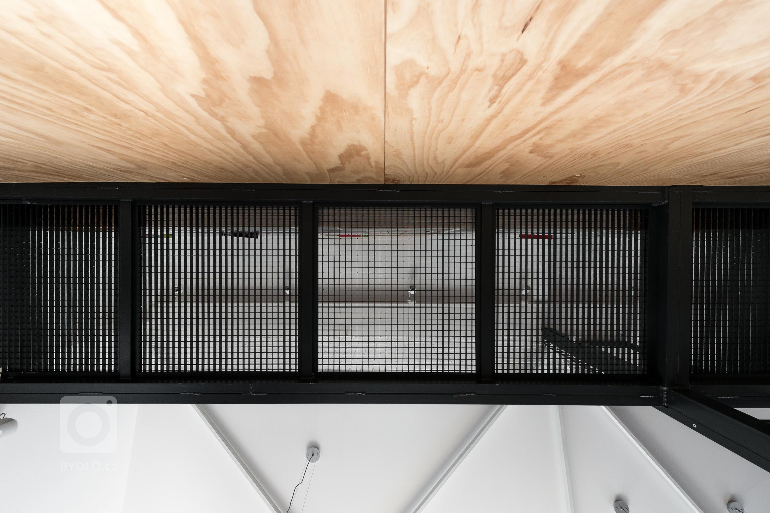 Interiér třípokojového loftu jsme navrhli tak, aby vynikly hlavní přednosti loftů - uvolněnost, neformálnost a prostor. Přiznané prvky ocelové konstrukce…