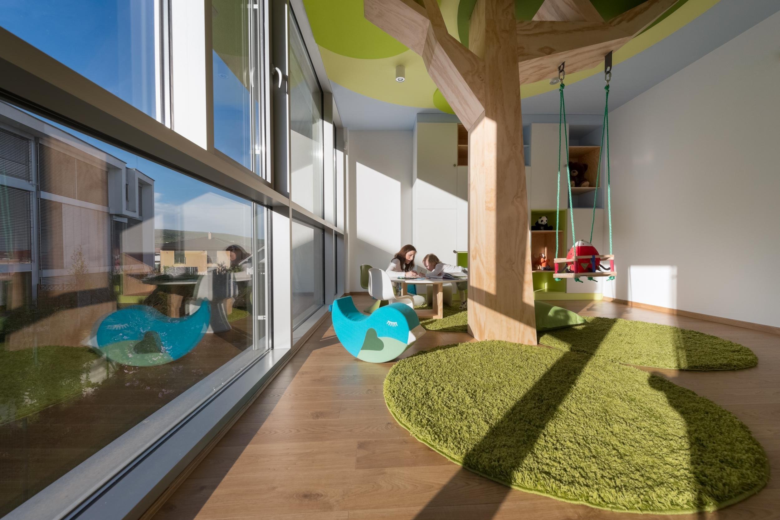 Stylová dětský pokoj přináší kus dobrého vkusu a pohádkový design bez jediného kýče. Dominantou je strom s houpačkou, který je z borovicové překližky, stejně…