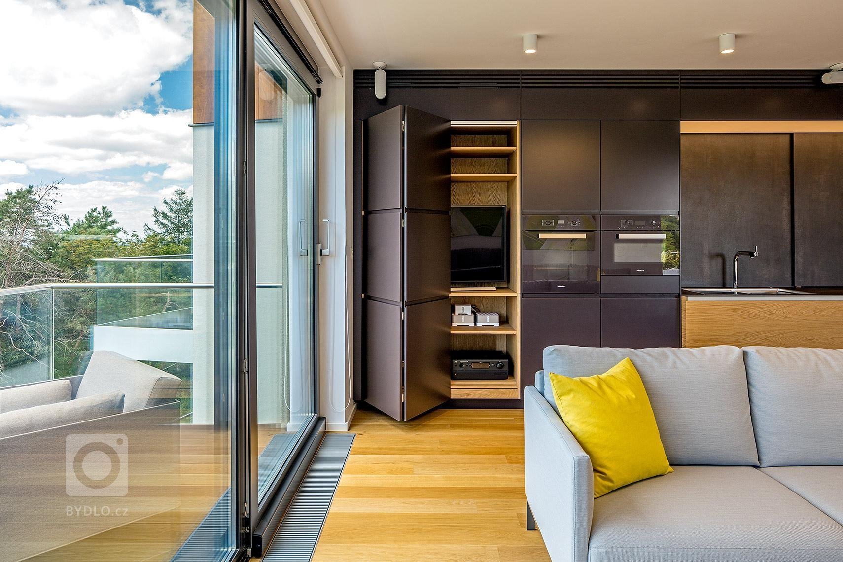 Velkometrážní&nbsp;byt v rezidenčním objektu Villa Vista je především o výhledu, ke kterému stačilo dodělat interiér, který ho nezkazí. Byt je navzdory…