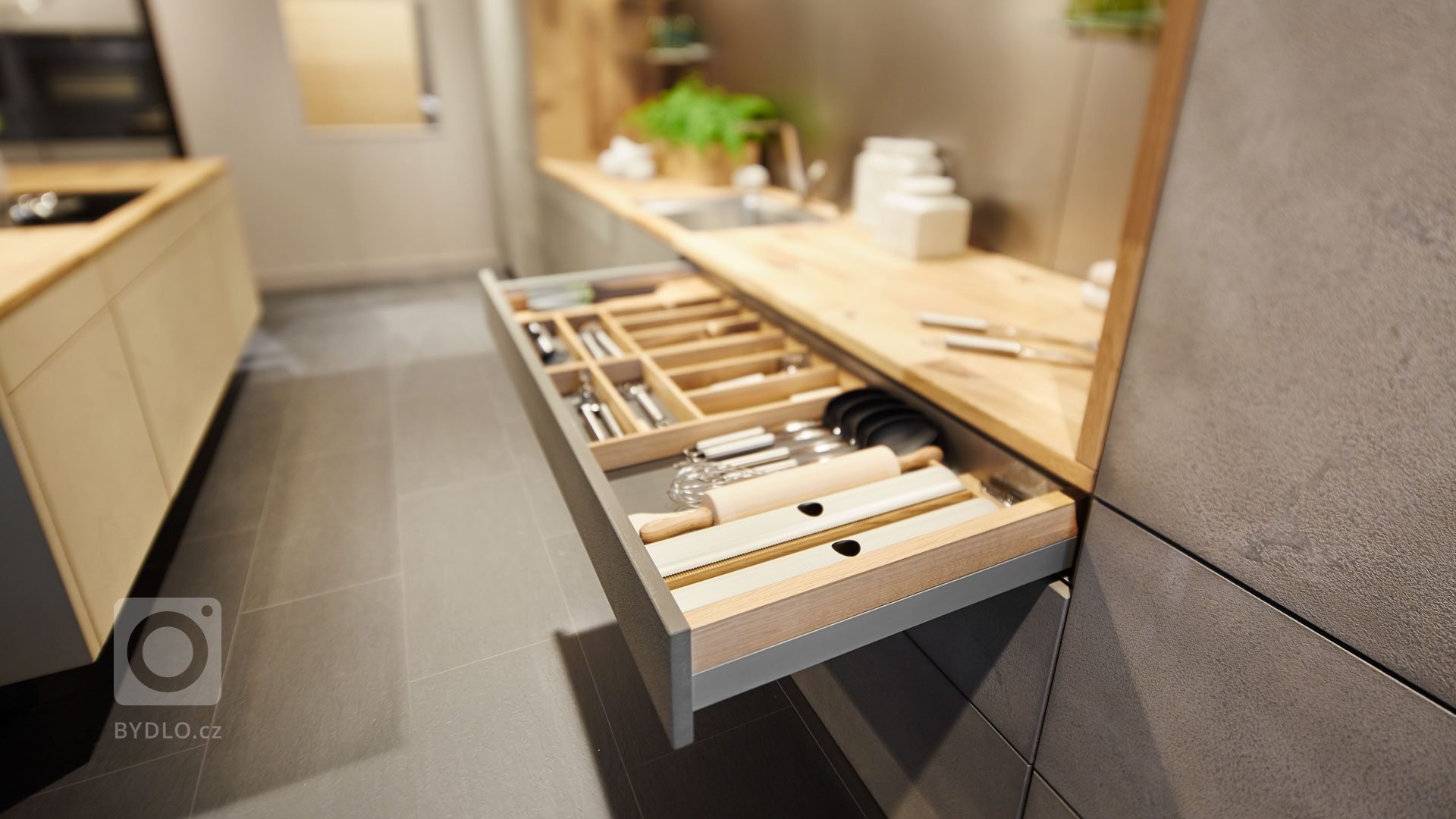 Jedná se o kuchyňskou linku v minimalistickém designu. Materiál dvířek&nbsp;&nbsp;je keramická stěrka, která je ručně nanášená na podkladový materiál. Každé…