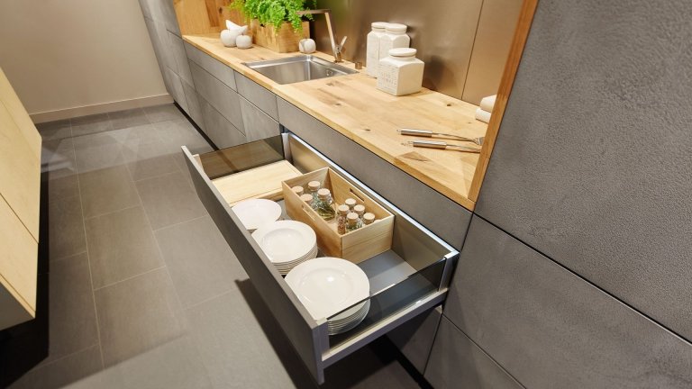 Jedná se o kuchyňskou linku v minimalistickém designu. Materiál dvířek&nbsp;&nbsp;je keramická stěrka, která je ručně nanášená na podkladový materiál. Každé…