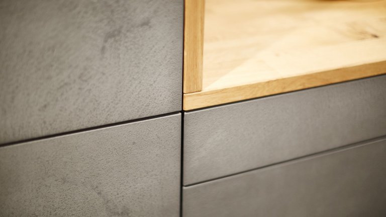 Jedná se o kuchyňskou linku v minimalistickém designu. Materiál dvířek&nbsp;&nbsp;je keramická stěrka, která je ručně nanášená na podkladový materiál. Každé…