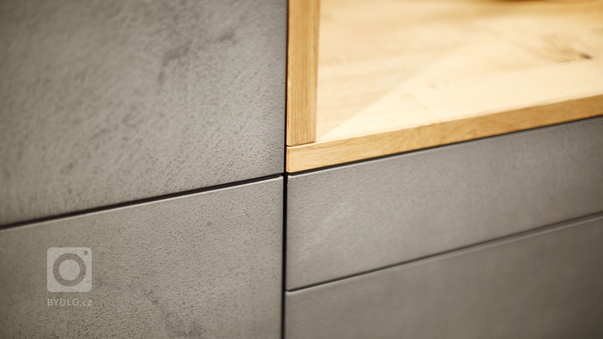 Jedná se o kuchyňskou linku v minimalistickém designu. Materiál dvířek&nbsp;&nbsp;je keramická stěrka, která je ručně nanášená na podkladový materiál. Každé…