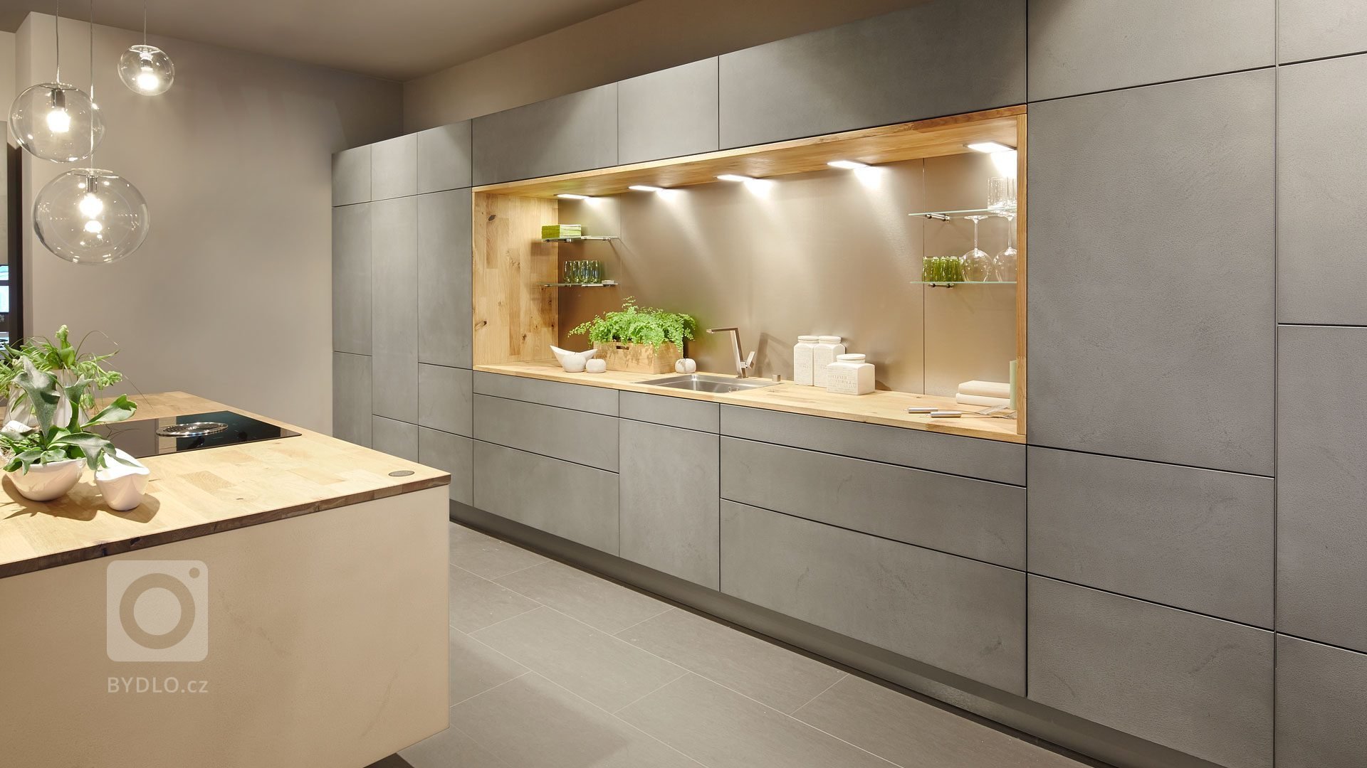 Jedná se o kuchyňskou linku v minimalistickém designu. Materiál dvířek&nbsp;&nbsp;je keramická stěrka, která je ručně nanášená na podkladový materiál. Každé…