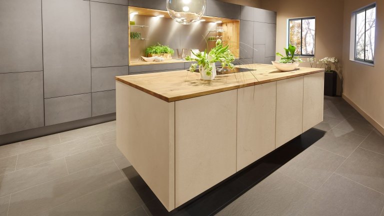 Jedná se o kuchyňskou linku v minimalistickém designu. Materiál dvířek&nbsp;&nbsp;je keramická stěrka, která je ručně nanášená na podkladový materiál. Každé…