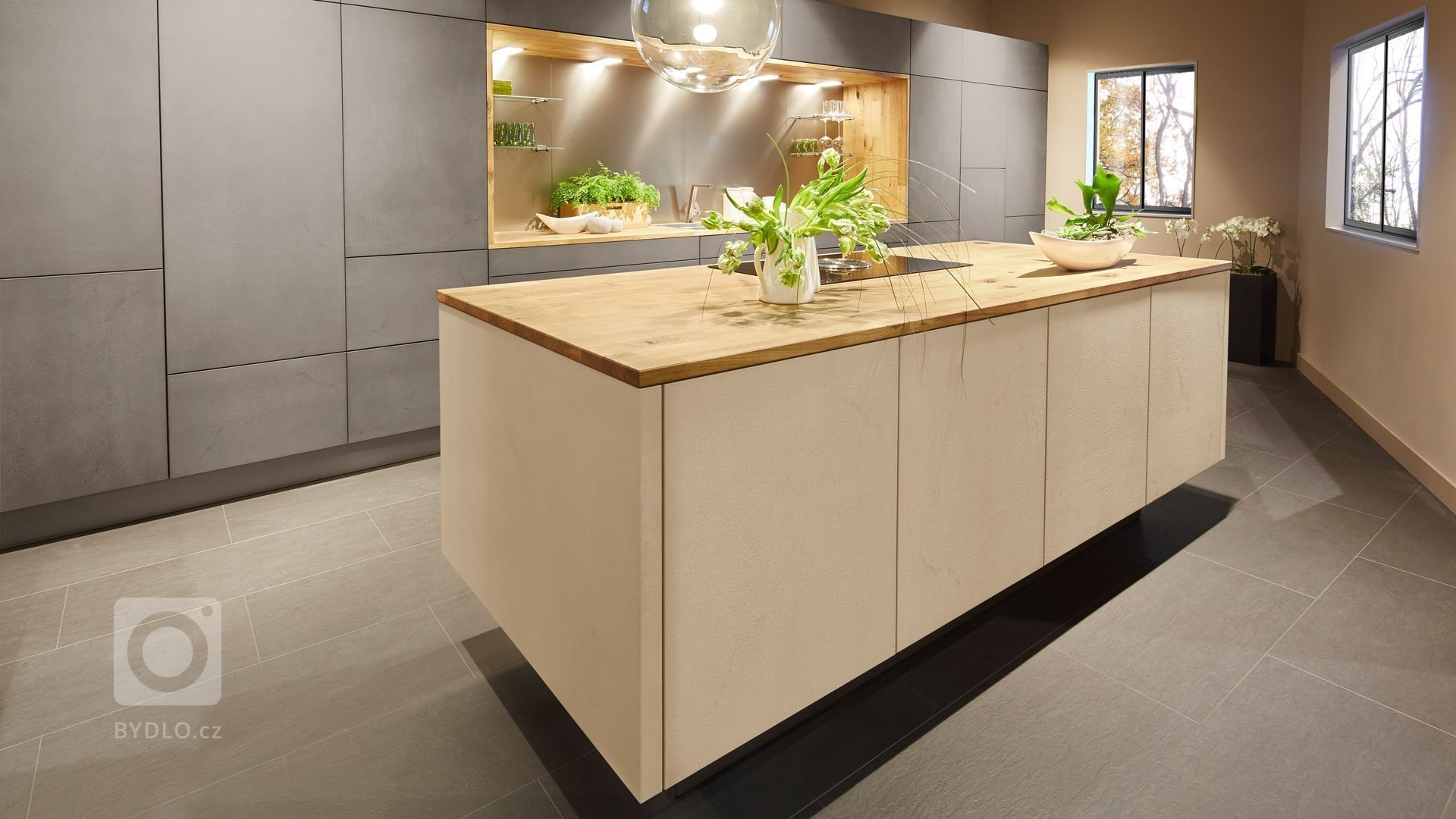 Jedná se o kuchyňskou linku v minimalistickém designu. Materiál dvířek&nbsp;&nbsp;je keramická stěrka, která je ručně nanášená na podkladový materiál. Každé…