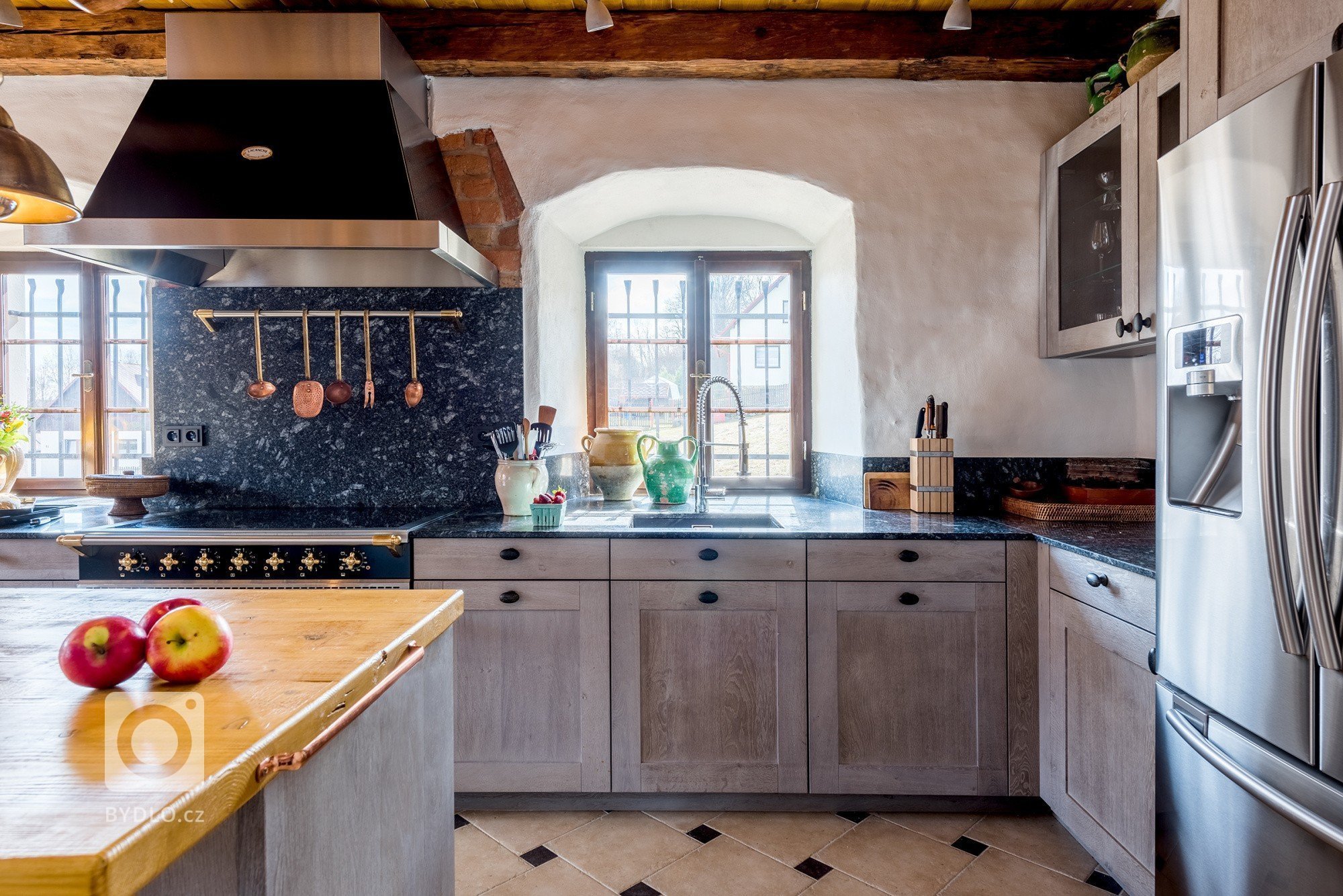 Zadání bylo prosté - navrhnout prostornou a pohodlnou kuchyň, která bude sloužit nejen k vaření, ale i k setkávání s přáteli. Jediným větším požadavkem bylo…