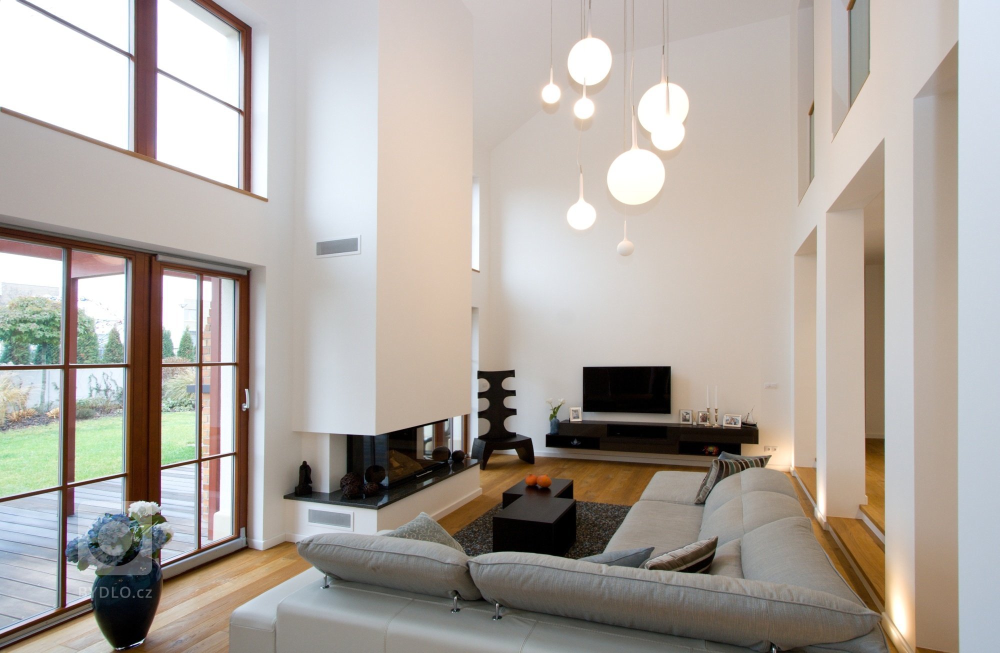 Kuchyň BEECK a vybavení interiéru rodinného domu. Provedení kuchyně je polygloss XENO 3062 X127 Arctic white, bezúchytkový systém nerez, doplňky Blanco,…