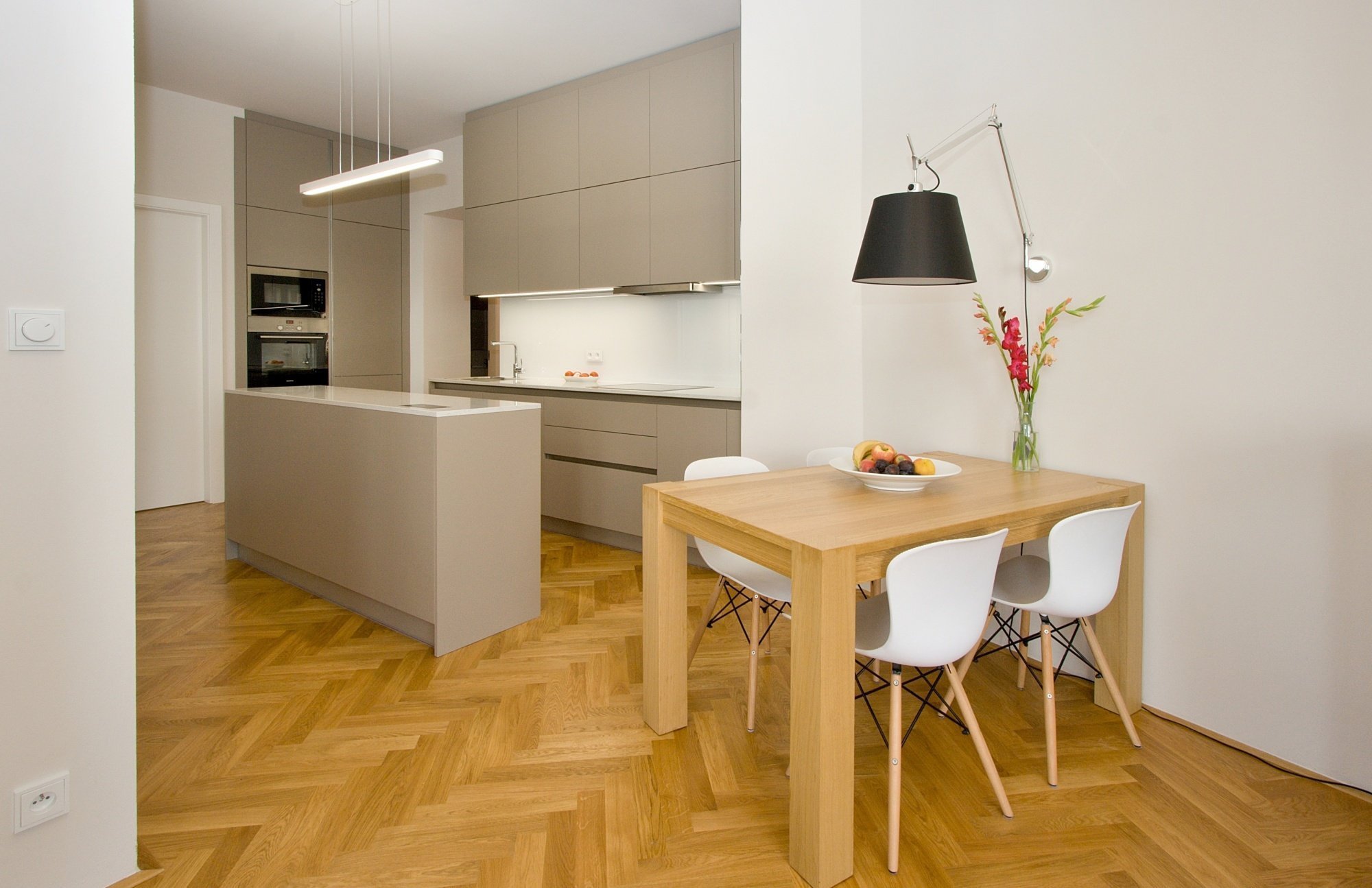 Kuchyň BEECK KÜCHEN - provedení kuchyně je melamin K069 Steingrau, bezúchytkový systém nerez, doplňky Blanco. Pracovní deska je Technistone Noble Carrara, 20…