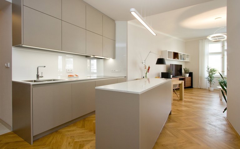 Kuchyň BEECK KÜCHEN - provedení kuchyně je melamin K069 Steingrau, bezúchytkový systém nerez, doplňky Blanco. Pracovní deska je Technistone Noble Carrara, 20…