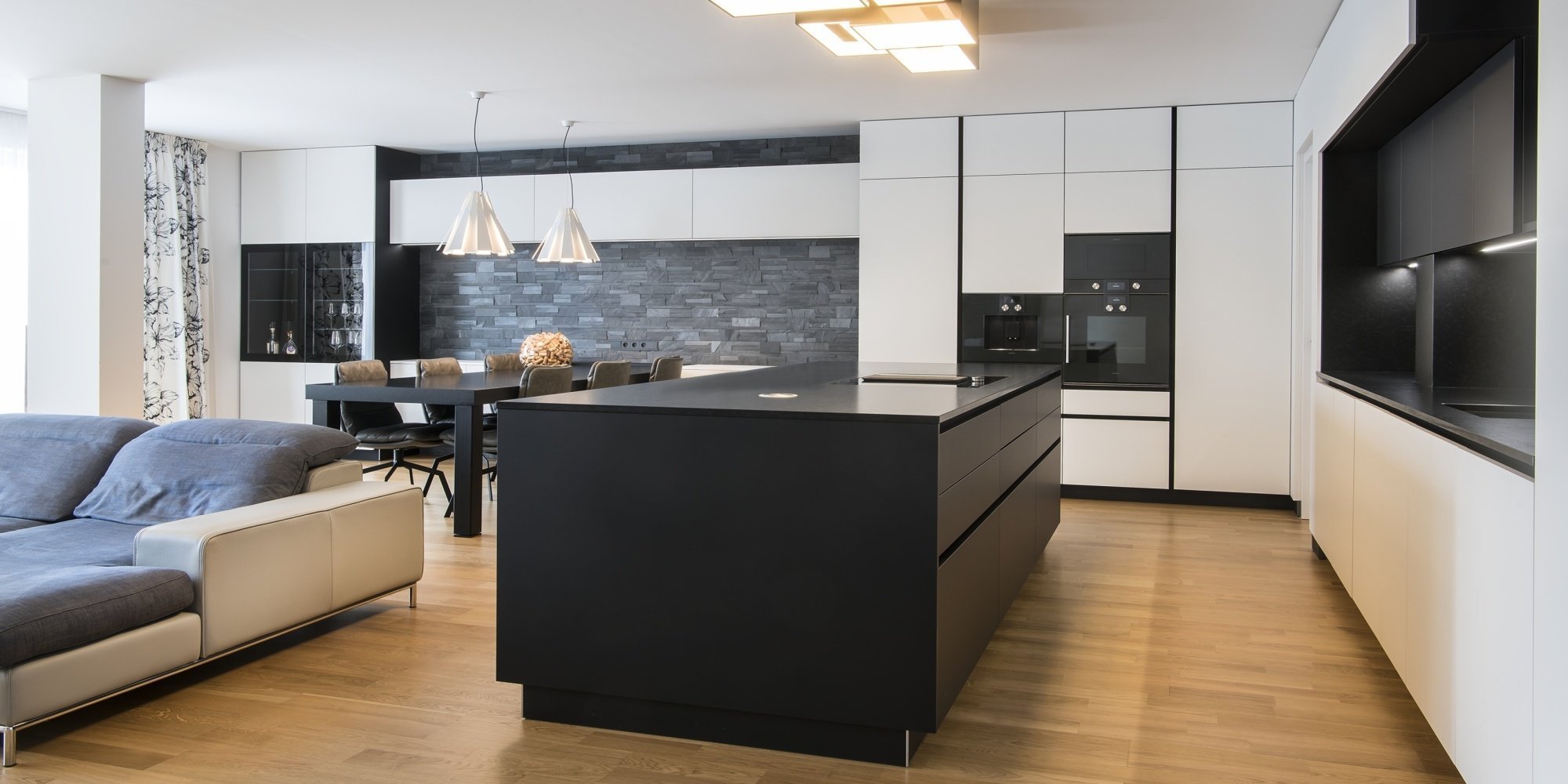 Kuchyň EGGERSMANN, byt, realizace 2018. 

Provedení Paso - Nano povrch, pracovní deska - žula Nero Assoluto. Kuchyň je vybavena spotřebiči Gaggenau a Miele.
