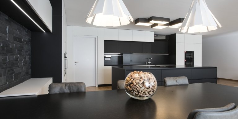 Kuchyň EGGERSMANN, byt, realizace 2018. 

Provedení Paso - Nano povrch, pracovní deska - žula Nero Assoluto. Kuchyň je vybavena spotřebiči Gaggenau a Miele.
