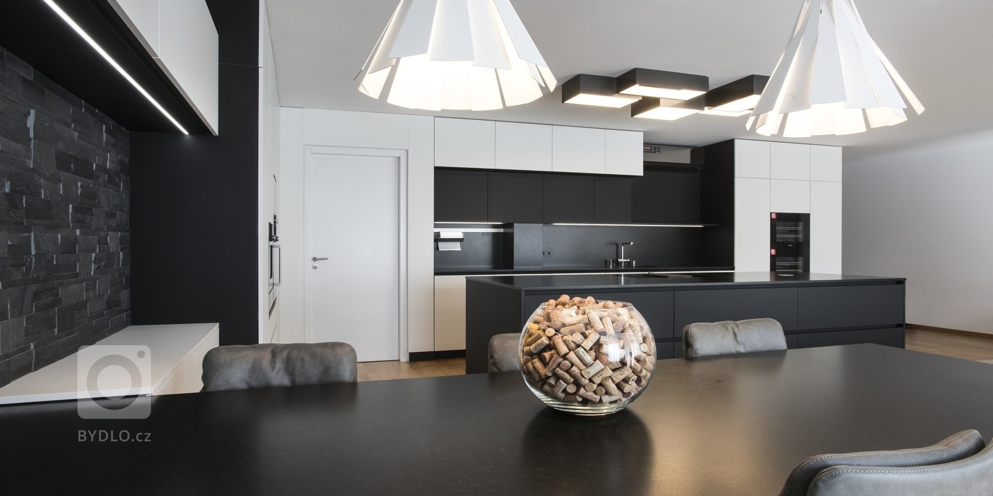Kuchyň EGGERSMANN, byt, realizace 2018. 

Provedení Paso - Nano povrch, pracovní deska - žula Nero Assoluto. Kuchyň je vybavena spotřebiči Gaggenau a Miele.
