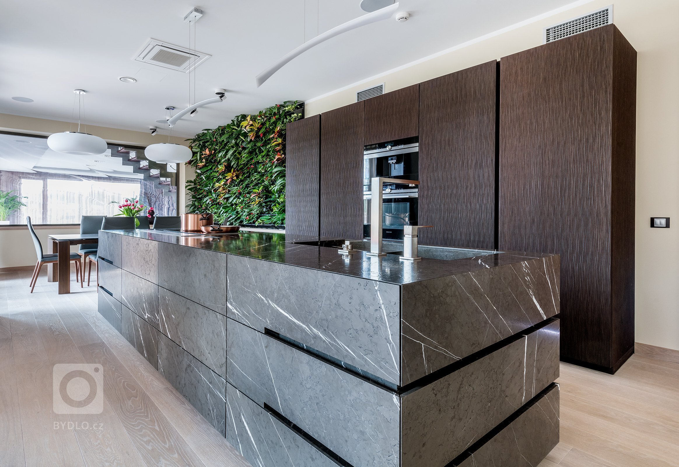 Kuchyň EGGERSMANN UNIQUE, rodinný dům, realizace 2017. Provedení je masivní kámen Graphit Brown Leather na ostrůvku a profilovaná dýha VANCOUVER 3531 Fineline…