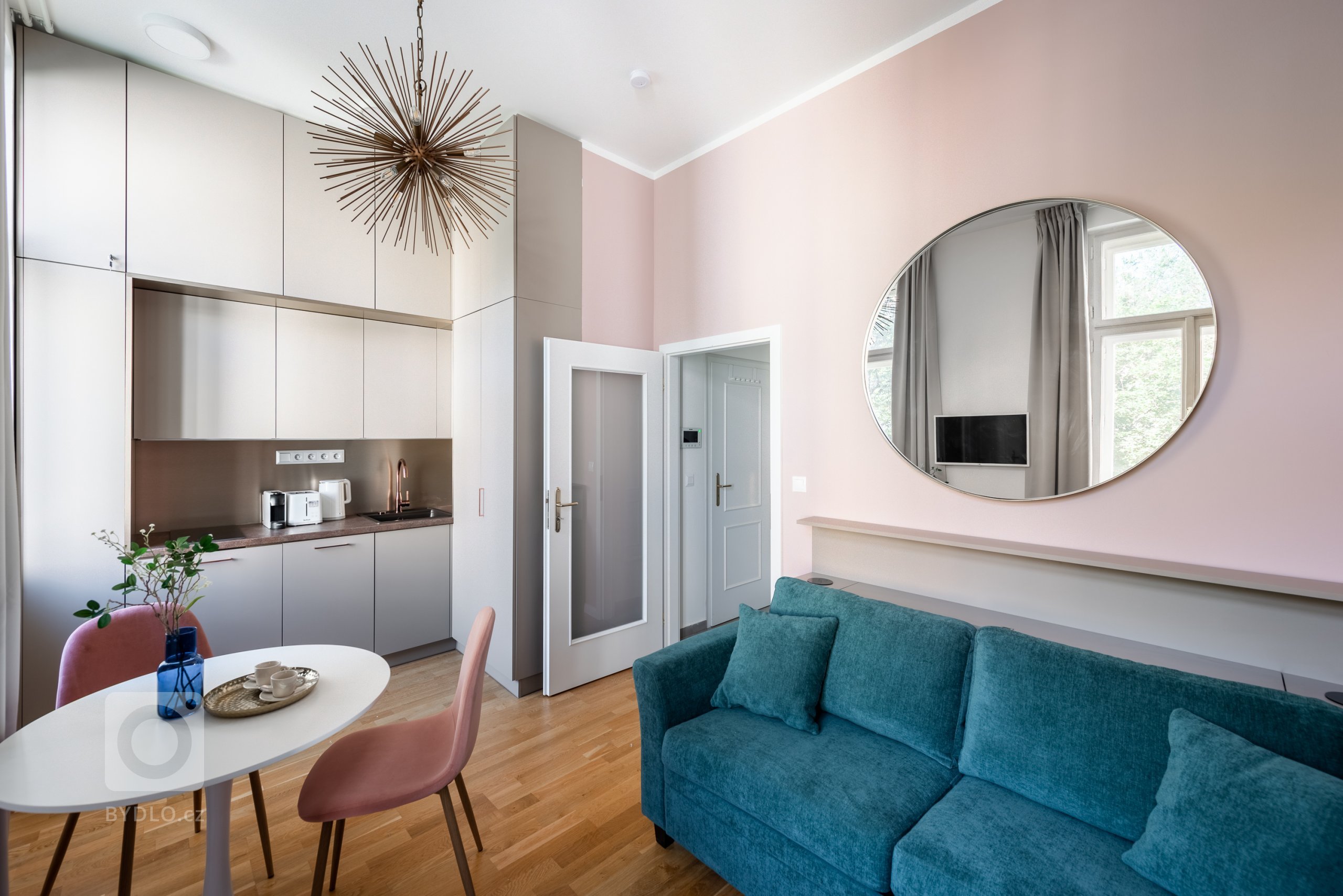 Celý byt je tvořený jednou hlavní místností a zadání bylo vyřešit úložné prostory, kuchyňskou linku, jídelní zónu a zónu na spaní v jednom kompaktním prostoru.
