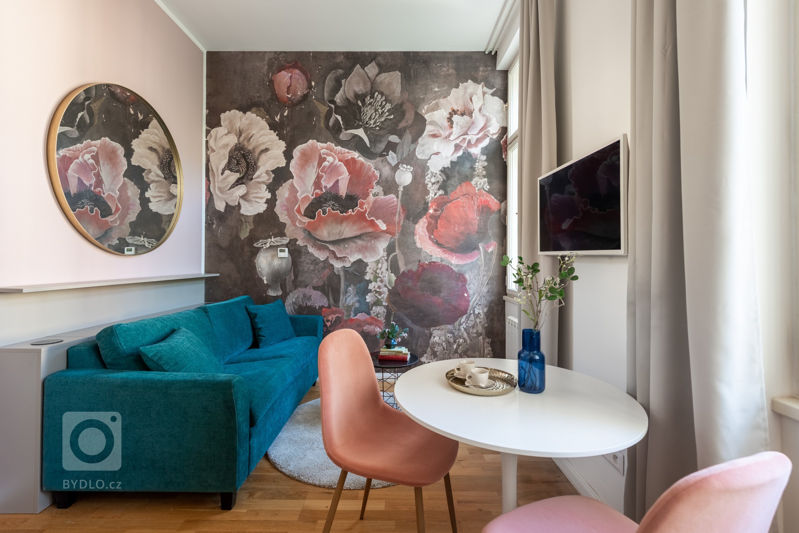 Celý byt je tvořený jednou hlavní místností a zadání bylo vyřešit úložné prostory, kuchyňskou linku, jídelní zónu a zónu na spaní v jednom kompaktním prostoru.
