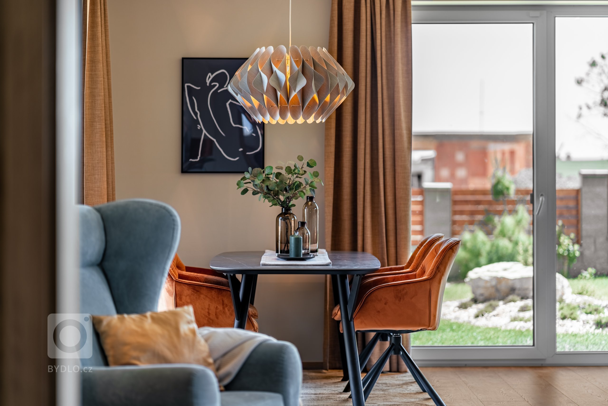 Novostavba typu bungalov byla zcela neosobní a klienti si přáli vytvoření útulného, milého domova plného zemitých barev. Využili jsme původní techniky válečků…