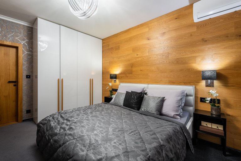 Proměna ložnice - záměr této rekonstrukce ložnice byla útulná atmosféra, která navodí klid pro &nbsp;dobrý spánek. Použitím přírodního obložení dřevem, měkkých…