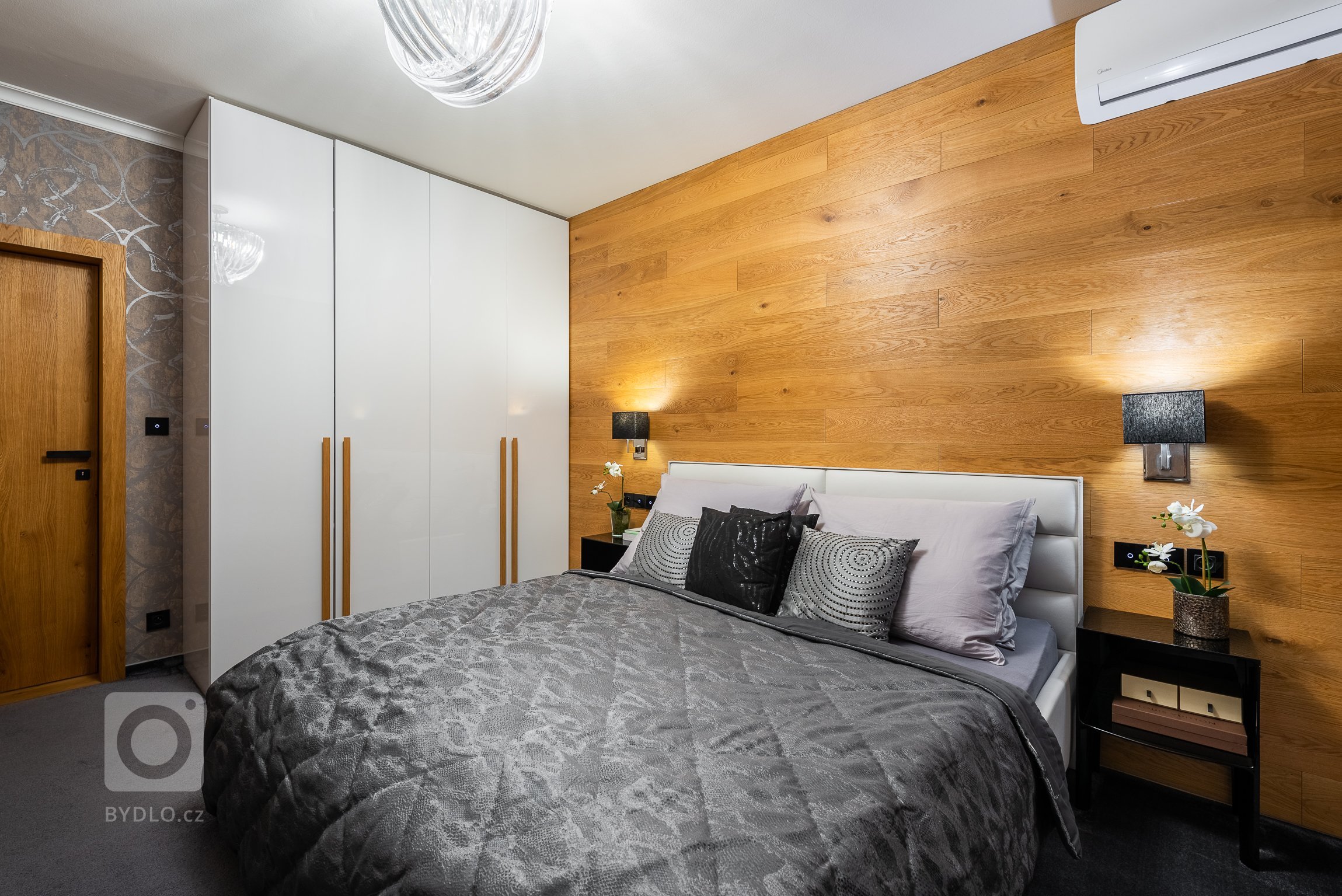 Proměna ložnice - záměr této rekonstrukce ložnice byla útulná atmosféra, která navodí klid pro &nbsp;dobrý spánek. Použitím přírodního obložení dřevem, měkkých…