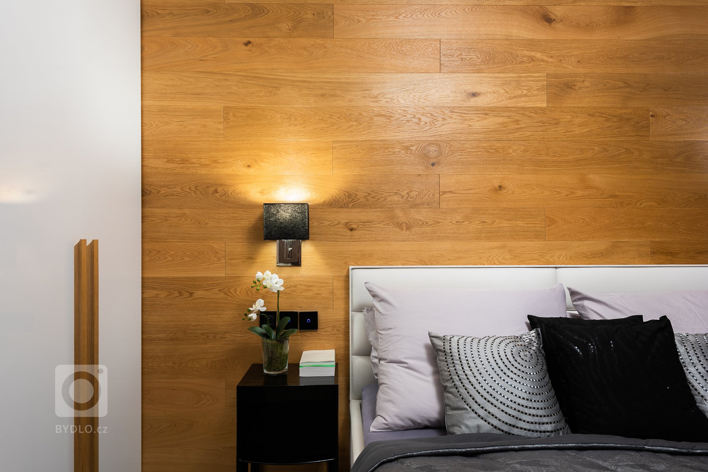 Proměna ložnice - záměr této rekonstrukce ložnice byla útulná atmosféra, která navodí klid pro &nbsp;dobrý spánek. Použitím přírodního obložení dřevem, měkkých…