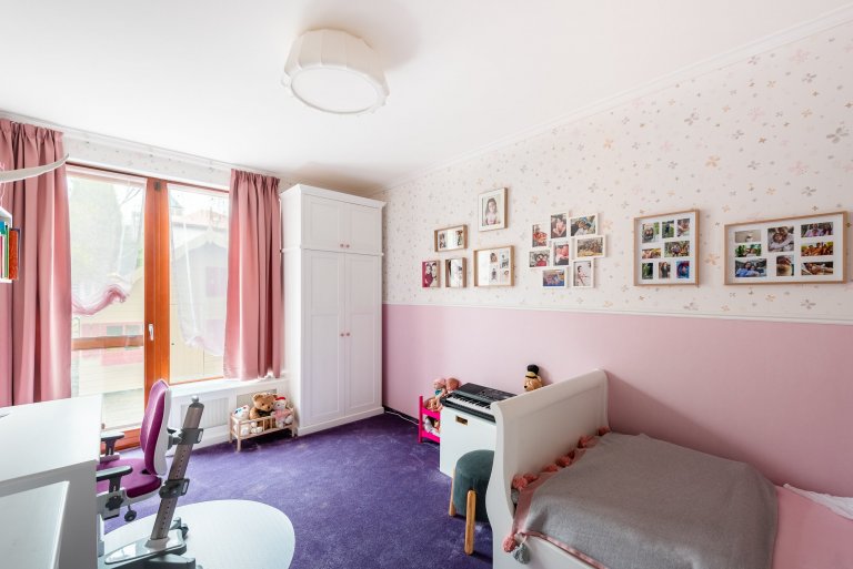 Vlastní&nbsp;bydlení bydlení pro Janu a dcerku Nicole. Jedná se o byt o velikosti 3kk s dvěmi předzahrádky, který prošel během 4 let celkovou rekonstrukcí.…